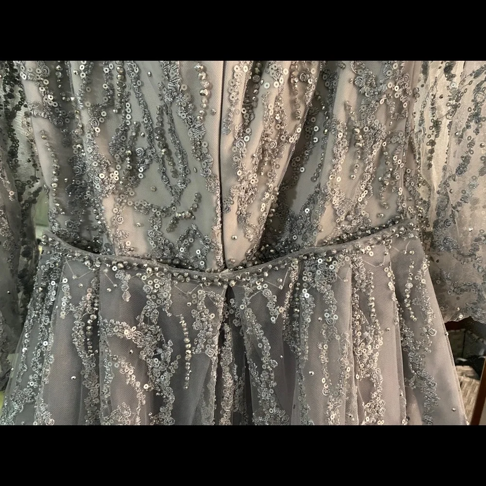 Elegant formal dress with detachable train. Brand new never been worn or altered - Picture 4 of 7